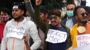 एमसीसीविरुद्ध सतारुढ माओवादी र नेकपा (एस)का संगठनले बानेश्वरमा बिरोधका कार्यक्रम गर्दै